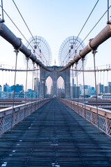 Obraz premium brooklyn bridge in new york. way to manhattan. urban architecture of new york city. Brooklyn skyline. Brooklyn bridge in ny, usa. brooklyn landmark. urban bridge architecture