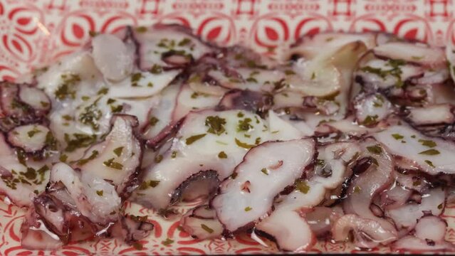 carpaccio de poulpe, en gros plan, dans un plat