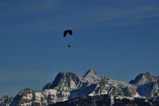 Paragleiter vor den Loferer Steinbergen in Tirol