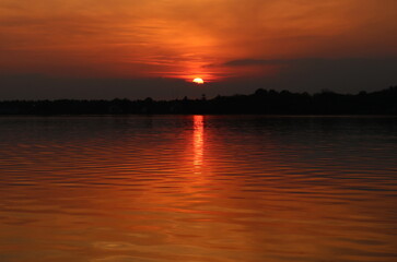 Fototapeta na wymiar red sunset on the lake