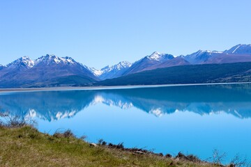 Fototapeta na wymiar New zealand mirror lake blue and mountains in the back brown in the front
