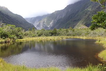 New Zealand lake next to mountains 