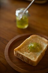 トーストした食パンに青レモンのマーマレードを乗せたところ