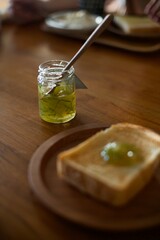 トーストした食パンに青レモンのマーマレードを乗せたところ