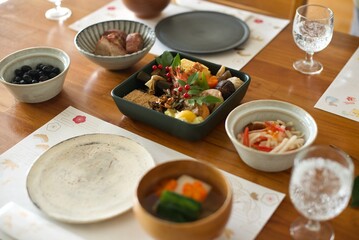 器に盛り付けたおせち料理と雑煮