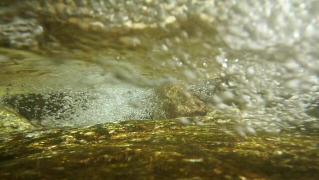 泡立つ清流の水中映像（スローモーション）