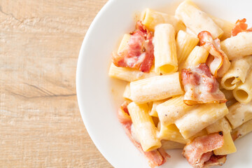 spaghetti rigatoni pasta with white sauce and bacon