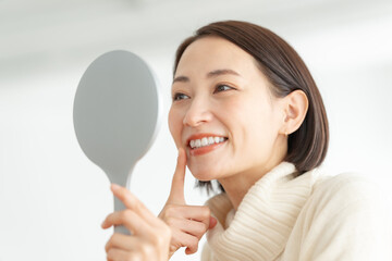 歯をチェックする女性