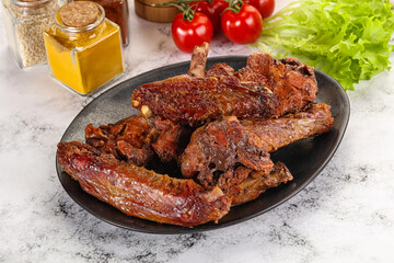 Roasted duck wings with sauce