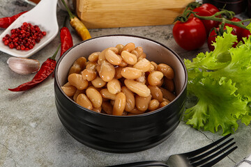 White canned beans in the bowl