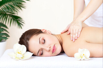 Obraz na płótnie Canvas Pretty woman on shoulder massage in salon