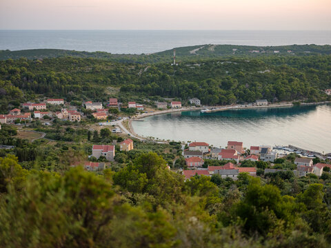 Blick auf die Bucht von Soline auf Dugi Otok bei Sonnenuntergang
