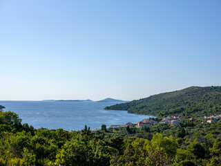 Blick auf Küste und grünes Hügelland an der Adria in Kroatien
