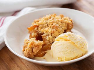 アイスクリームを添えたアップルクランブル