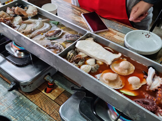 
This is a soup dish containing a variety of seafood.