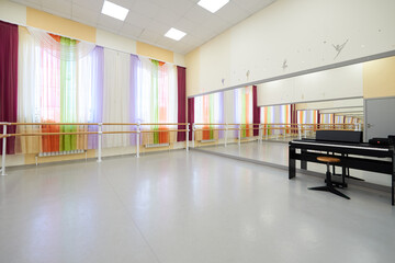 A choreography room with mirrored walls and an electric piano