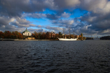 Fototapeta premium beautiful white sailboat in front of historical buildings