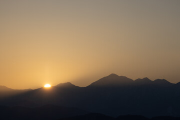 夕陽が重なる北アルプス