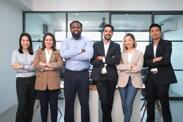 Obraz premium portrait group of multiracial business people standing crossed arms in the office