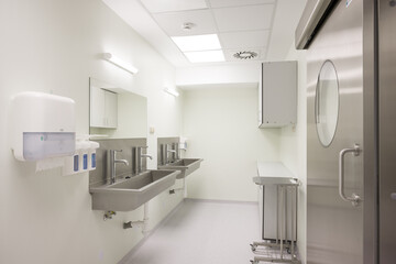 Zupełnie nowa sala zabiegowa, sala operacyjna. Pełne wyposażenie medyczne w szpitalu/klinice.
