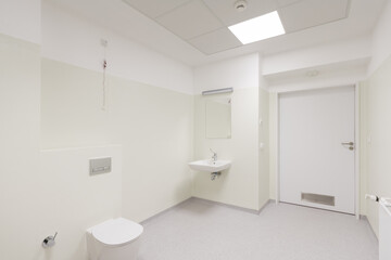 Fototapeta na wymiar Zupełnie nowa toaleta/łazienka w szpitalu/klinice