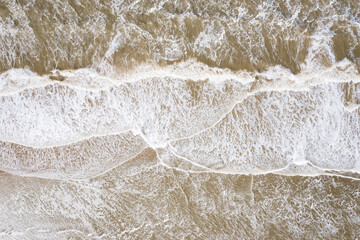 Fototapeta premium aerial overhead shot of beach with horizontal waves