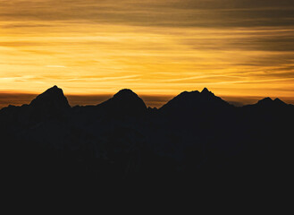 Berge im Sonnenuntergang im Winter