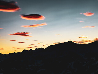 Berge im Sonnenuntergang im Winter
