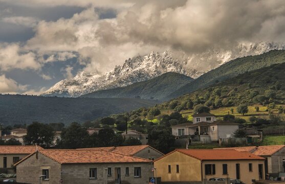 Village devant les montagnes enneig&eacute;es &agrave; Casamozza, Corse, France