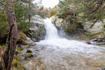 Fototapeta premium waterfall in a river in the Sierra de Guadarrama in Madrid called Poza de Socrates