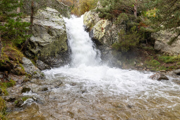 Fototapeta premium waterfall in a river in the Sierra de Guadarrama in Madrid called Poza de Socrates