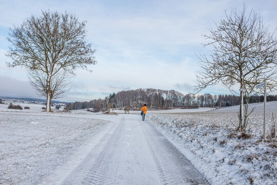 Verschneite Landschaft mit Schneewehe an Bäumen und Feldweg auf der schwäbischen Alb