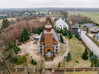 Budowa drewnianego kościoła