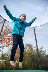 fröhlicher Junge beim Trampolin springen