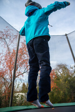 Junge beim Trampolin springen seitlich