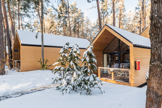 Zima, domek, nowoczesna stodoła