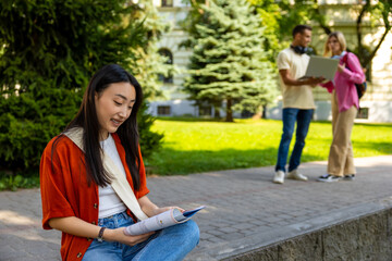 Obraz premium Asian pretty young girl preparing to the exams