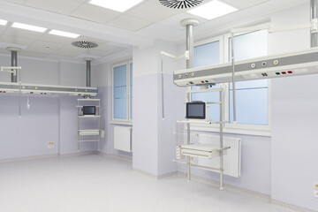 Zupełnie nowa sala pooperacyjna dla chorych w szpitalu, z wyposażeniem. Sala intensywnej terapii pacjentów po zabiegach.