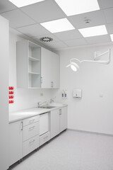 Zupełnie nowy gabinet medyczny w szpitalu/klinice, wyposażony w nowe meble