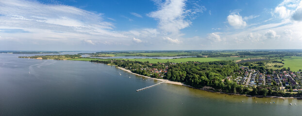 Luftbild-Panorama von der Seebrücke Devin am mittleren Strelasund mit dem Deviner Park