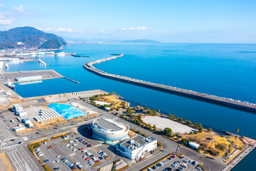 Naklejka premium 焼津港親水広場ふぃしゅーなと焼津港（静岡県焼津市）
