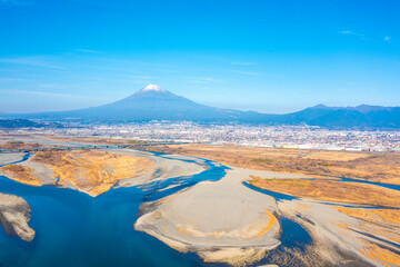 富士山を背景に富士川を渡る国道1号の新富士川橋（静岡県）