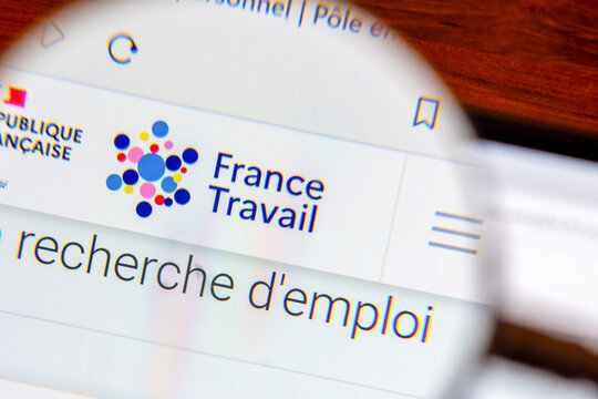 Clamart, France- 2 janvier 2024: D&eacute;tail d'une page du site internet de France Travail, anciennement P&ocirc;le Emploi, vue avec une loupe. France Travail est l'administration fran&ccedil;aise en charge de l'emploi