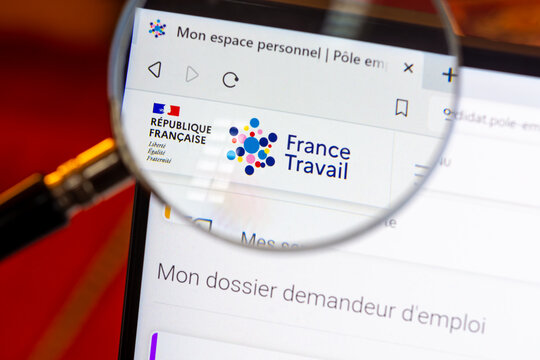Clamart, France- 2 janvier 2024: D&eacute;tail d'une page du site internet de France Travail vue avec une loupe. France Travail, anciennement P&ocirc;le Emploi, est l'administration fran&ccedil;aise en charge de l'emploi