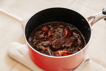 鍋で煮込んだ牛すねシチュー