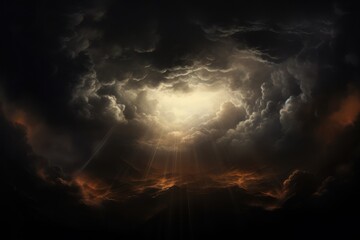 Paysage d'un ciel orageux mêlant obscurité et lumière à travers les nuages