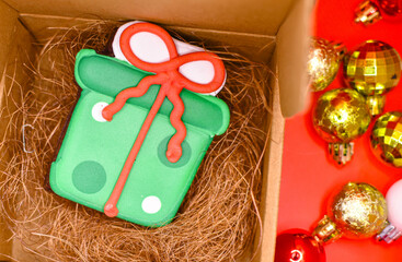 Caja de regalo navideña con una galleta en forma de regalo presente ideal para fiestas decembrina repostería fina