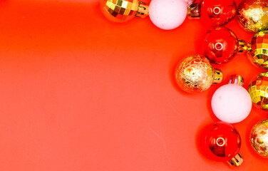 Fondo rojo para wallpapers con esferas navideñas