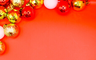 Fondo rojo navideño con esferas