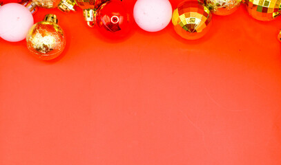 Fondo color rojo navideño con esferas